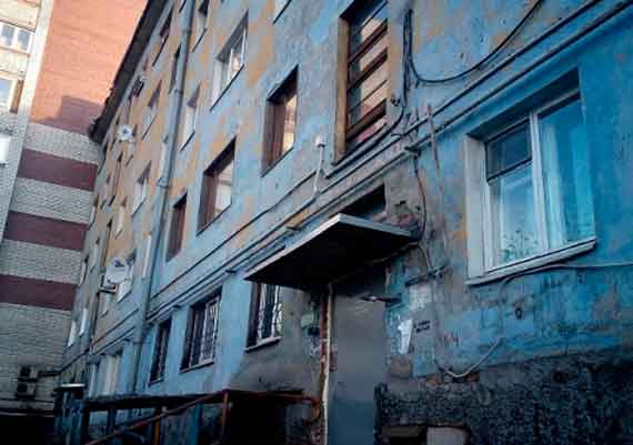 В Севастополе с высоты четвёртого этажа на крышу подъезда упал мужчина.