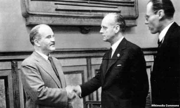 Молотов и Риббентроп после подписания советско-германского договора о дружбе и границе между СССР и Германией