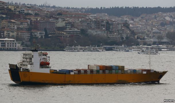 Российское судно "Александр Ткаченко", бывший грузовой корабль украинского Дунайского пароходства, направляется в Сирию через Босфор