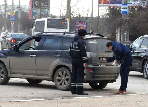 На днях Госавтоинспекция Севастополя совместно с участковыми уполномоченными полиции и региональными СМИ провели профилактическое мероприятие «Номера». 