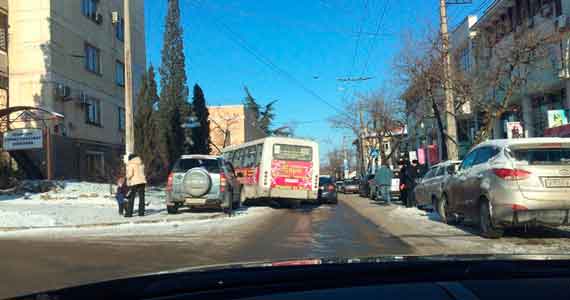 Сегодня около около 13:30 на улице Очаковцев произошло тройное ДТП. Автобус «Богдан», который ездит по 109 маршруту, столкнулся с «Сузкуки» и еще одной иномаркой.