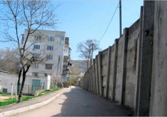 В Балаклаве местные жители выражают недовольство качество ремонта аварийных подпорных стенок.