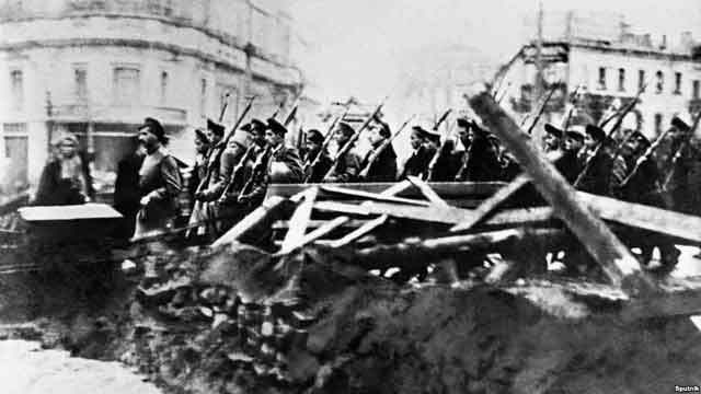 Настроенные резко антибольшевистски вооруженные отряды юнкеров на улицах Москвы, 1917 год