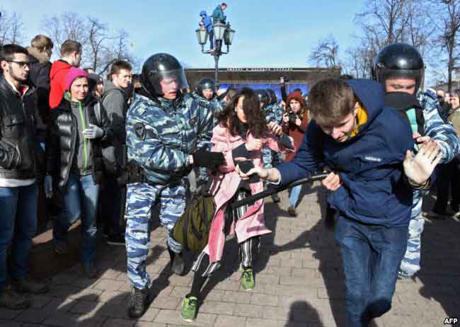 Полиция задерживает девушку на Пушкинской площади в Москве, 26 марта 2017 года