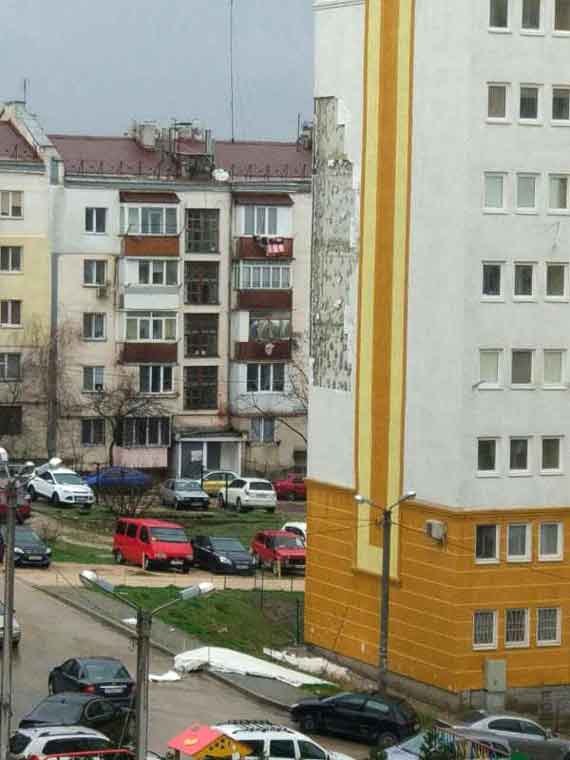 С фасада 10-этажного дома на улице Хрусталёва отвалился огромный кусок утеплителя — на уровне четырёх этажей.