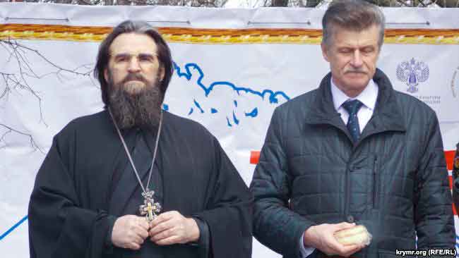 Священник Георгий Поляков и директор Панорамы Николай Мусиенко