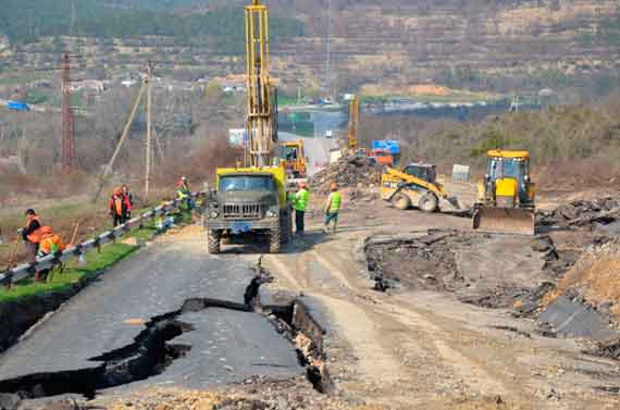 Как в Севастополе ремонтируют разорванную оползнем трассу