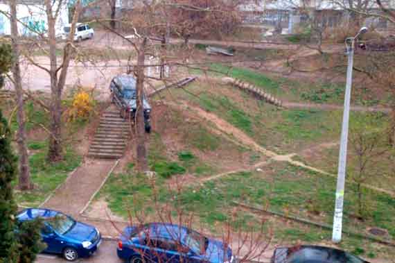 В севастопольских дворах куролесят пьяные водители