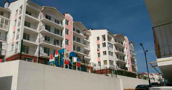 Строительство восьми многоэтажных домов на западном берегу Казачьей бухты на ул. Рубежная, в 100 метрах от моря, началось в апреле 2014 года и велось ударными темпами.