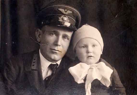 Шкреба Яков Васильевич с сыном Борисом, фото сделано 10 июня 1941 года