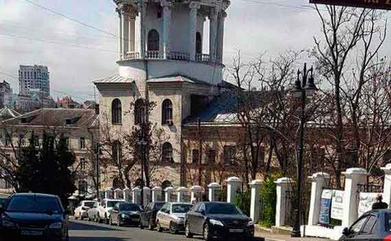 Городской холм Севастополя заставлен «неприкасаемыми» авто