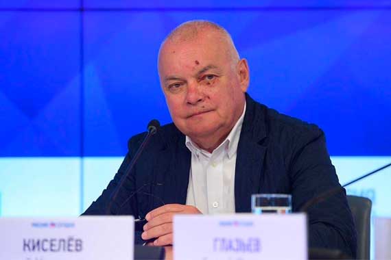 Телеведущий Дмитрий Киселев рассказал журналистам о неприятности, которая произошла с ним на даче в Коктебеле, – во время посадки маслин он споткнулся и разбил лицо, упав на гравий.