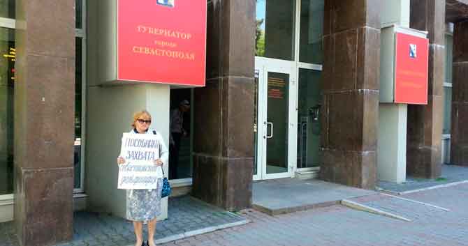 Вчера в 12:30 у здания правительства Севастополя появился одиночный пикет в поддержку севастопольского дельфинария, закрытого на этой неделе из-за спора арендатора земли с хозяевами дельфинов.