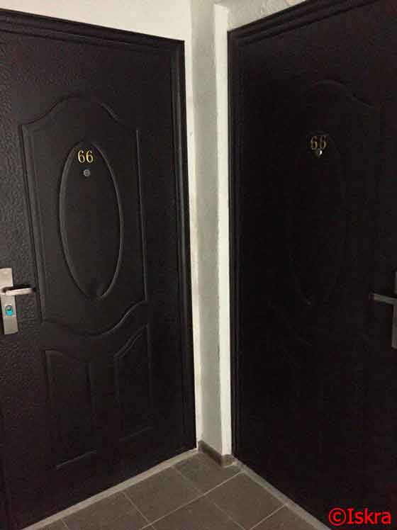 Квартиру разделили перегородкой и установили две входные двери с одинаковыми номерами