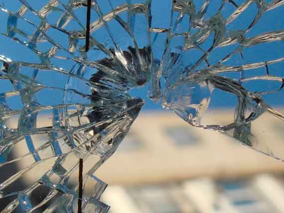 В Севастополе неизвестные закидали троллейбус бутылками и разбили стекло