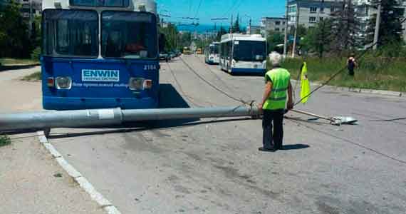 Сегодня, 5 июня, на проспекте Победы, в районе конечной остановки троллейбуса № 9, рухнул столб и преградил дорогу электротранспорту.