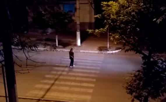 Странная женщина то садилась на корточки, то ложилась на пешеходном переходе на улице Горпищенко, останавливая все проходящие машины.