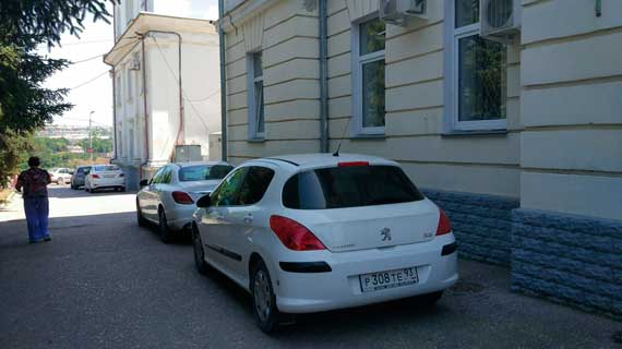 незаконная парковка у суда в Севастополе