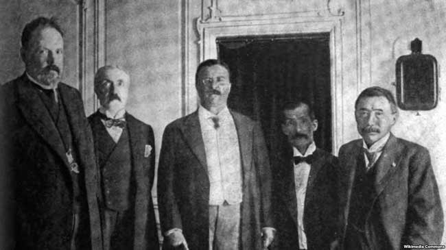 Сергей Витте, Теодор Рузвельт и глава японской делегации Комура Дзютаро на борту президентской яхты Mayflower. 1905 год