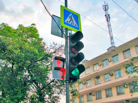 в городе также началась замена старых светофоров на новые, что связано с завершением срока технической эксплуатации