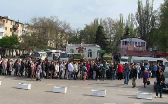 В Севастополе из-за закрытия рейда горожане по три часа ждут автобуса на площади Захарова и теряют сознание на жаре