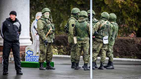 Вооруженные российские военные в аэропорту Симферополя, 28 февраля 2014 года