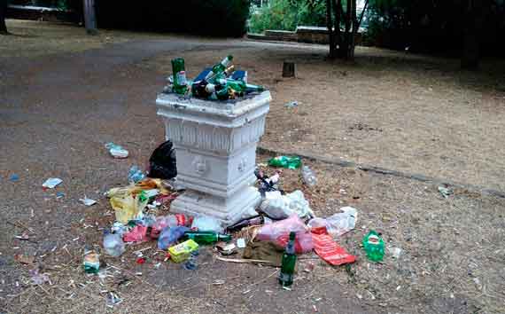 Парк рядом с мемориальным кладбищем Коммунаров в Севастополе превратился в свалку. Оттуда уже неделю не вывозят мусор, а возле скамеек стоят переполненные урны и пустые пивные бутылки.