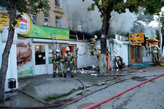 Рано утром в Севастополе, в районе Малахова кургана, произошёл пожар в торговых павильонах