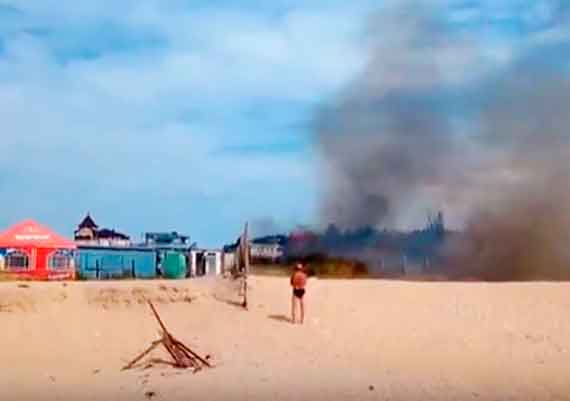 В Севастополе пожар произошёл в непосредственной близости от пляжа в Любимовке. Очевидцы сняли на видео, как клубы чёрного дыма заволакивают прибрежную территорию.