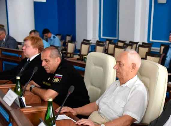 Валерий Куликов (второй слева) на сессии Заксобрания Севастополя 19 сентября 2017