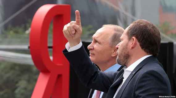 Президент России Владимир Путин и генеральный директор "Яндекса" Аркадий Волож