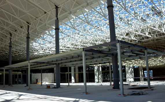 Строители завершили установку 95% каркасов витражей для остекления нового терминала аэропорта Симферополь.