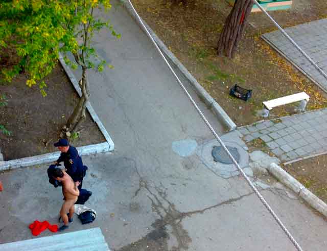 18 октября правоохранителям поступил вызов от жильцов дома по улице Горпищенко - по их подъезду расхаживал голышом неизвестный мужчина.