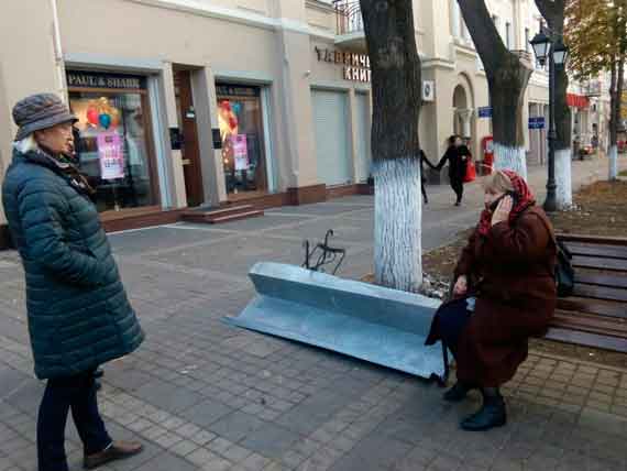 В центре Симферополя на женщину с крыши упал лист железа