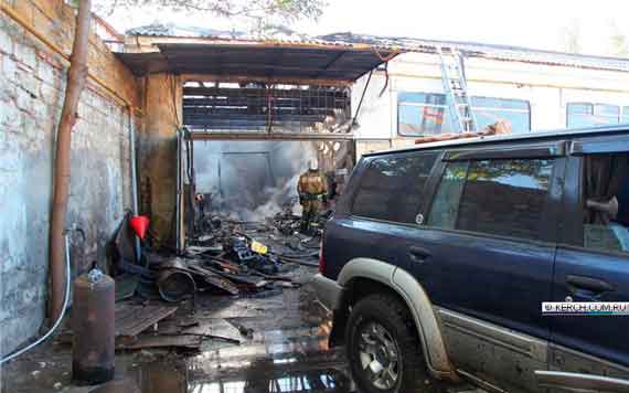 Крымские спасатели 4 октября ликвидировали пожар в автомастерской на Вокзальном шоссе в Керчи