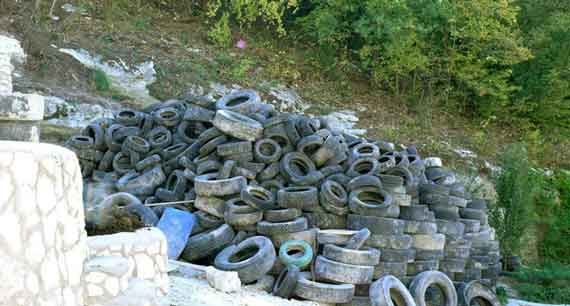 Уникальный источник в Качи-Кальон превратили в грандиозную свалку из старых покрышек и строительного мусора