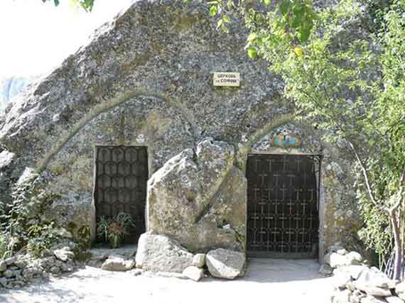 скит св. Анастасии в окрестностях древнего пещерного города Качи-Кальон в Бахчисарайском районе