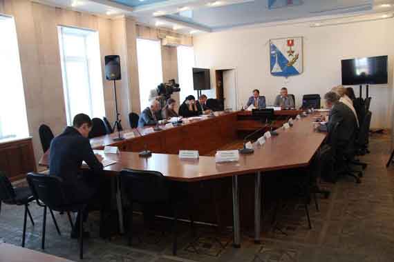 Законопроект о референдуме в Севастополе обсудили за полупустым «круглым столом».