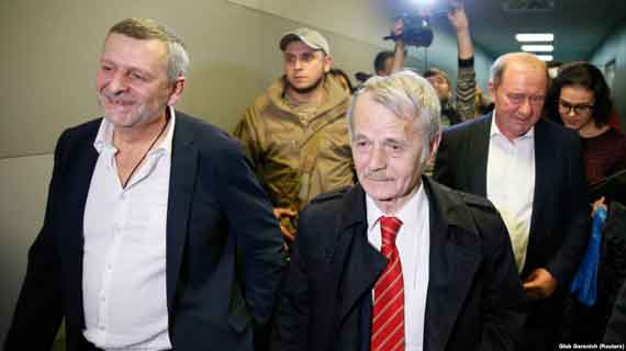 Ахтем Чийгоз, член парламента Мустафа Джемилев и Ильми Умеров на церемонии приветствия в Борисполе, 27 октября 2017 года