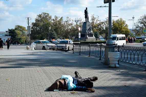 Среди белого дня на площади Нахимова в Севастополе в районе остановки общественного транспорта скончался пожилой мужчина. Причины смерти выясняются.