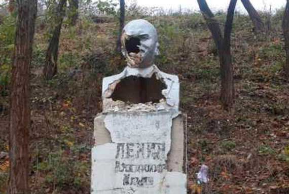 В Севастополе разбили бюст Ленину
