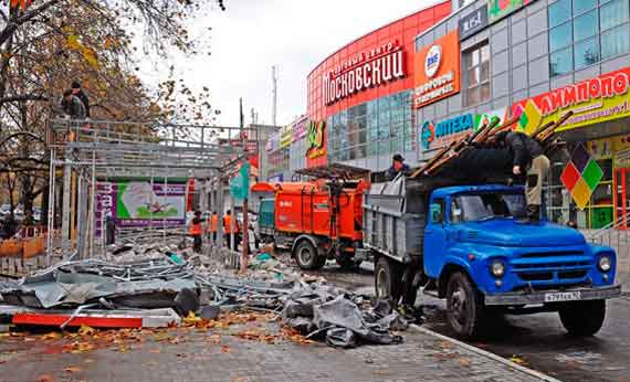 На проспекте Генерала Острякова продолжился демонтаж торговых объектов. На этот раз под снос попали четыре павильона по 3-4 ларька в каждом у кинотеатра «Москва» и одноименного рынка, ставшего торговым центром