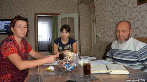 Абдурешит Джеппаров с родными пропавшего Лемара Алядинова, 4 ноября 2017 года