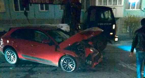В субботу ночью на улице Самойленко автомобиль марки Porsche снес сакуру и фонарь. На следующий день сотрудники «Горсвета» устраняли последствия аварии.