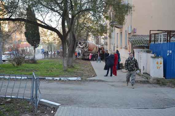 В Севастополе бетономешалка без водителя снесла ограждения и врезалась в дом 