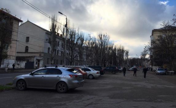 Севастопольцев с улицы Гоголя постоянно штрафуют за парковку у своего дома