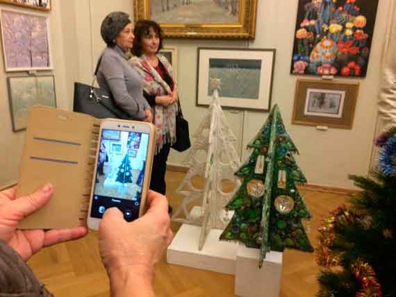До 31 января 2018 года в севастопольском художественном музее им. Крошицкого работает традиционная экспозиция елочных игрушек, детских открыток, а также живописных картин и инсталляций, посвященных празднованию Нового года и Рождества.