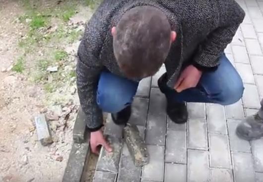 Председатель общественной организации «Доброволец» Дмитрий Голиков проверил качество укладки плитки на проспекте Октябрьской революции в Севастополе