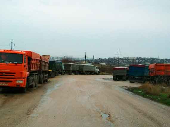 Жители Северной стороны Севастополя жалуются на водителей грузовиков и руководство предприятия «Авлита», принадлежащего Ринату Ахметову.