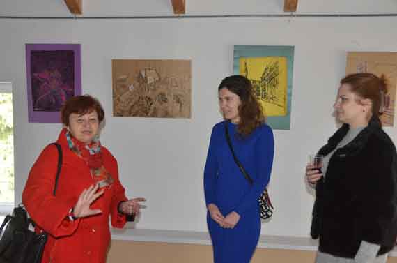 Персональная выставка Любавы Тарадай «Цветная мозаика батика» открылась в Никитском саду 3 декабря и продлится до конца месяца. Это её 41-я выставка (за 13 лет, первая прошла в родной Керчи в 2004 г.).